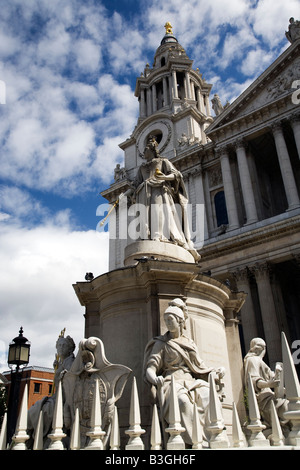 Statue de Victoria West Front St Pauls Cathedral City de Londres Banque D'Images