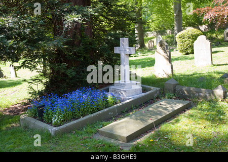 La tombe de Charles Lutwidge Dodgson alias Lewis Carroll dans le cimetière Mount, Guildford, Surrey, Angleterre. Banque D'Images