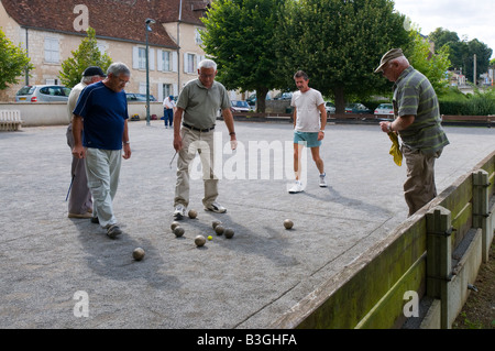 Les hommes boulodrome / pétanque, Le Blanc, Indre, France. Banque D'Images