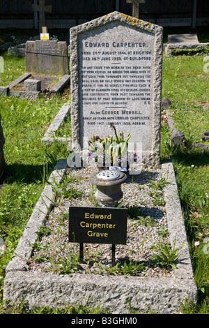 La tombe d'Edward Carpenter, poète et philosophe dans le cimetière Mount, Guildford, Surrey, Angleterre. Banque D'Images