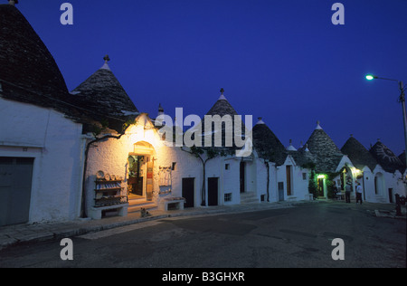 Italie Pouilles Puglia Alberobello streeet dans la nuit Banque D'Images