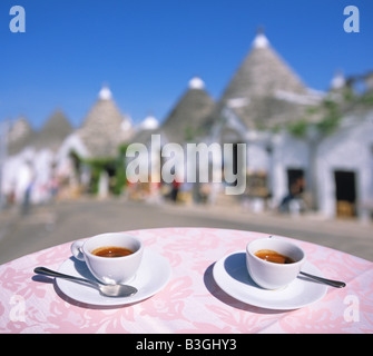 Italie Pouilles Puglia Alberobello Table des Pavement Cafe Café de la rue avec deux tasses d'Expresso Banque D'Images