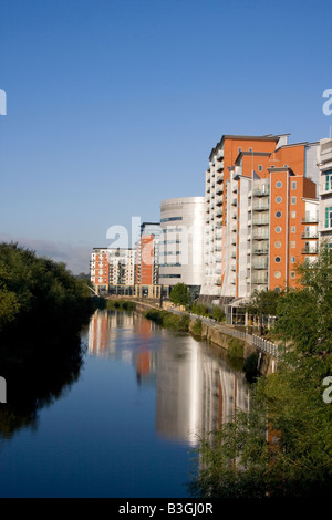 Bureaux et appartements au bord de l'extérieur de Whitehall Quay sur la rivière Aire à la Leeds Yorkshire UK. Banque D'Images