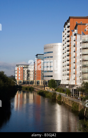 Bureaux et appartements au bord de l'extérieur de Whitehall Quay sur la rivière Aire à la Leeds Yorkshire UK. Banque D'Images