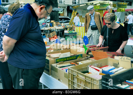 Paris France, Group People, Seniors Shopping Flea Market, en regardant les livres de collection exposés dans le magasin d'occasion, Street Banque D'Images