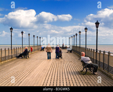 Les gens se détendre sur jetée de Skegness Lincolnshire England UK Banque D'Images