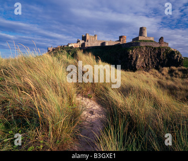 Château de Bamburgh vu depuis les dunes, Bamburgh, Northumberland, England, UK Banque D'Images