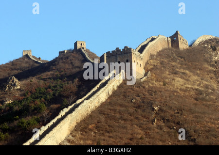 Vue sur la Grande Muraille de Mutianyu de Chine qui serpente à travers le pays. Banque D'Images