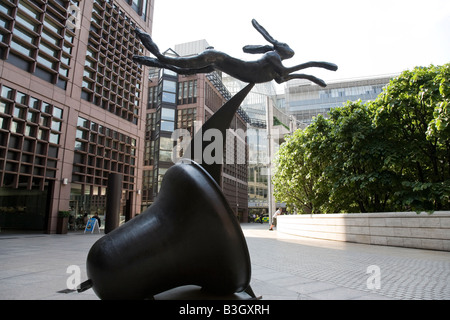 Sculpture 'Leaping Hare sur Crescent et Bell' par Barry Flanagan. Installé en dehors de construction UBS Broadgate, Londres, Angleterre. Banque D'Images