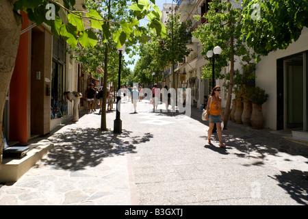 Les touristes et les scène de rue Aghios Nikolaos Crete Grèce Banque D'Images