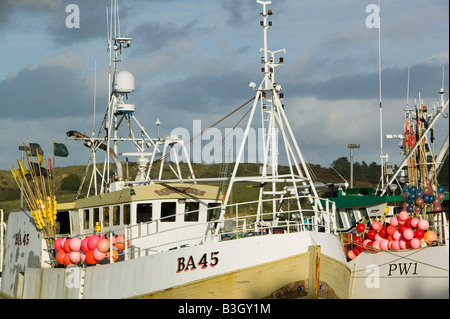 Bateaux de pêche dans le port de Padstow Cornwall UK Banque D'Images