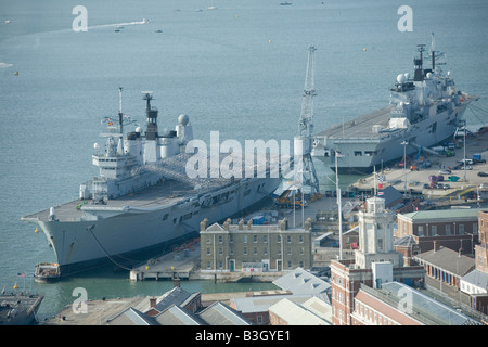 HMS Ark Royal à gauche et HMS illustre à droite à quai à Portsmouth en 2008 Banque D'Images