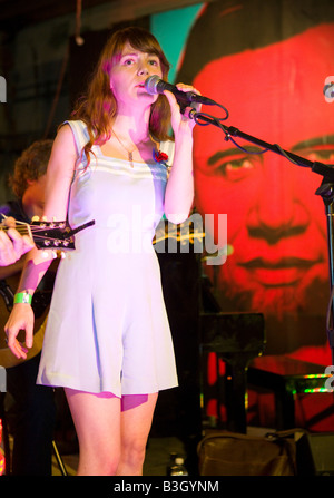 Rilo Kiley singer Jenny Lewis effectue une chanson acoustique devant une toile de Barack Obama à Denver Abraham Lincoln Banque D'Images