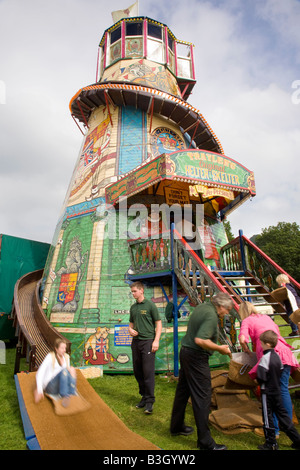 Helter-Skelter traditionnel en bois ancien, d'une aire pour enfants parc d'spiral slide à Chatsworth, Derbyshire, Royaume-Uni de foire Banque D'Images