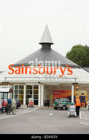 Un Sainsbury Superstore dans une ville du Royaume-Uni. Banque D'Images