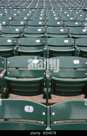 Sièges vides à Wrigley Field de Chicago. Banque D'Images