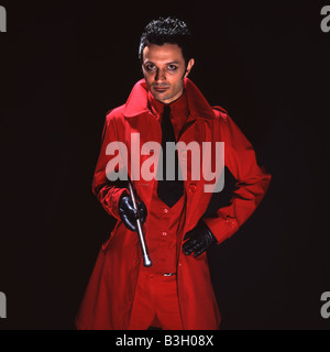 Un homme dans un manteau rouge Banque D'Images