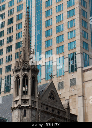 Tour de quatrième Église presbytérienne (1914). Sur le fond, le bâtiment 900 North Michigan (1989). Magnificent Mile. Chicago Banque D'Images