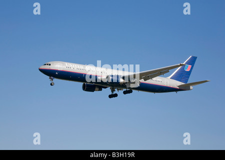 Un United Airlines Boeing B767 ETOPS en approche finale à l'aéroport de Los Angeles Banque D'Images