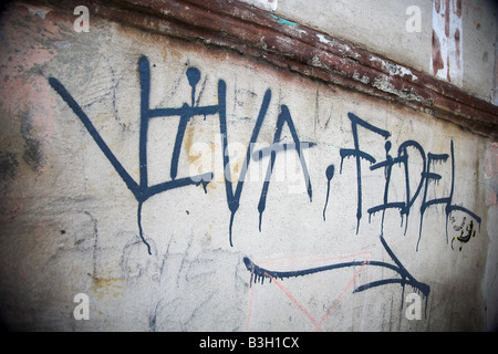 Viva Fidel est graffitied sur un mur dans la vieille Havane à Cuba. Banque D'Images