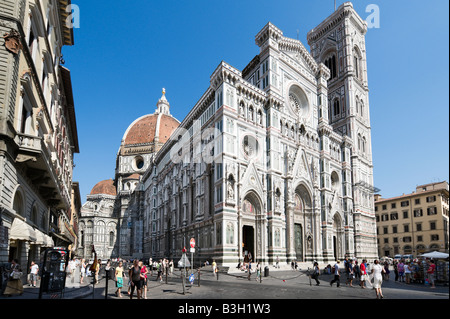 Basilica di Santa Maria del Fiore (le Duomo) et le campanile de Giotto, la Piazza San Giovanni, Florence, Toscane, Italie Banque D'Images