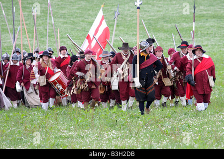 Les piquiers et mousquetaires marchant au combat à la reconstitution de la bataille de Faringdon dans la guerre civile anglaise. Banque D'Images