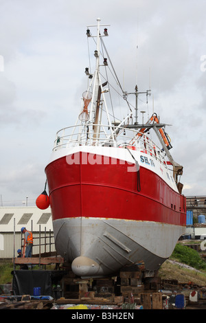 Un chalutier de pêche en cours de travaux d'entretien sur un plan incliné à Grimsby Docks, Grimsby, England, Royaume-Uni Banque D'Images