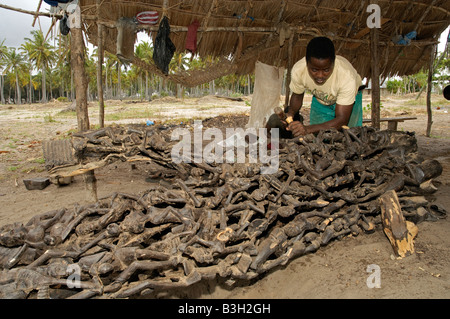 Carver avec sculpture Makonde Ujama appelé arbre de vie et la collaboration de la communauté représentant les familles Bagamoyo Tanzanie Banque D'Images