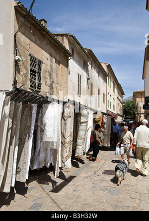 Les étals de marché à Pollensa, Mallorca, Espagne. Banque D'Images