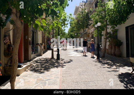 Les touristes et les scène de rue Aghios Nikolaos Crete Grèce Banque D'Images