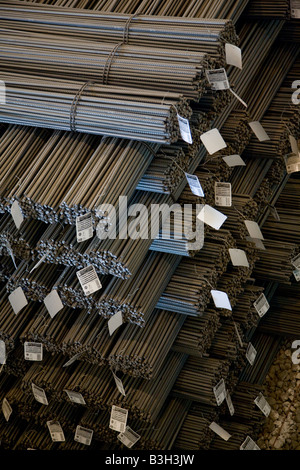 Les tiges d'armature en acier empilées à l'EISF Steel Factory Mill Abu Dhabi Emirats arabes unis Émirats du Golfe arabique avec tags Banque D'Images