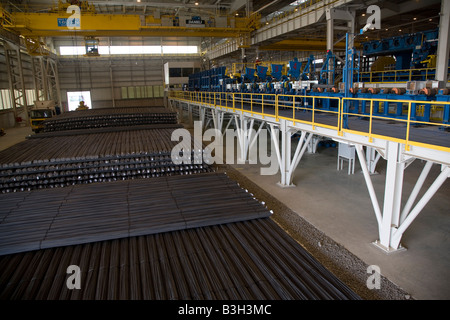 Les tiges d'armature en acier empilées à l'EISF Steel Factory Mill Abu Dhabi Emirats arabes unis Émirats du Golfe arabique en attente d'expédition client Banque D'Images