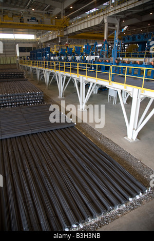 Les tiges d'armature en acier empilées à l'EISF Steel Factory Mill Abu Dhabi Emirats arabes unis Émirats du Golfe arabique en attente d'expédition client Banque D'Images