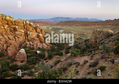 Vue des Montagnes La Sal près de coucher du soleil à partir de la fournaise ardente dans Arches National Park Utah Banque D'Images