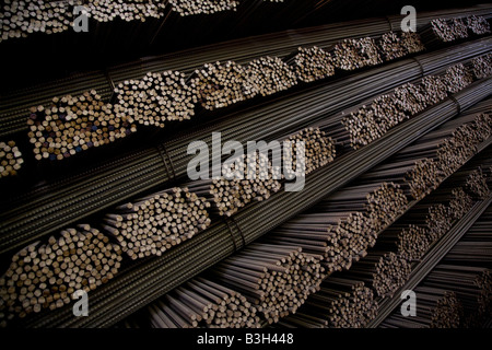 Les tiges d'armature en acier empilées à l'EISF Steel Factory Mill Abu Dhabi Emirats arabes unis Émirats du Golfe arabique Banque D'Images