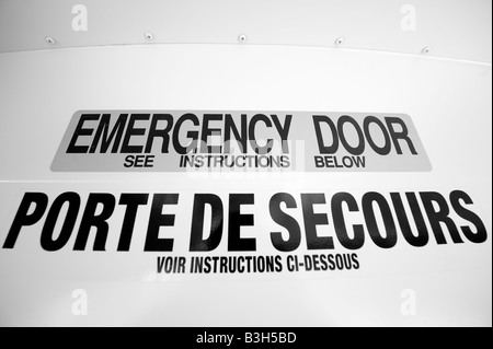 Emplacement et indications de la porte de secours d'un autobus scolaire en français et en anglais. Banque D'Images