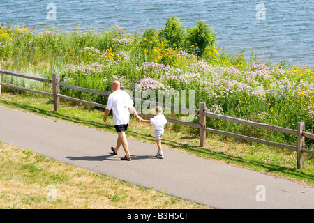 Père et fils à marcher le long des rives du Lac Parc Phalen chemin. St Paul Minnesota USA Banque D'Images