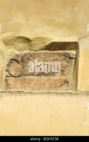 Exposé des travaux de brique jaune une paroi dans le quartier juif de Prague Banque D'Images