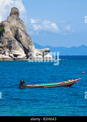 Bateau longue queue en premier plan avec des formations rocheuses en arrière-plan Koh Tao Thaïlande JPH0090 Banque D'Images