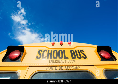 Haut de la partie arrière de l'autobus scolaire moderne contre ciel bleu. Banque D'Images