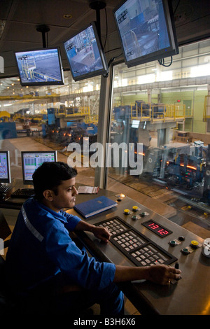 Travailleur en cabine de contrôle contrôle de chaîne de production de l'usine sidérurgique EISF Abu Dhabi Emirats arabes unis Émirats du Golfe au Moyen-Orient Banque D'Images