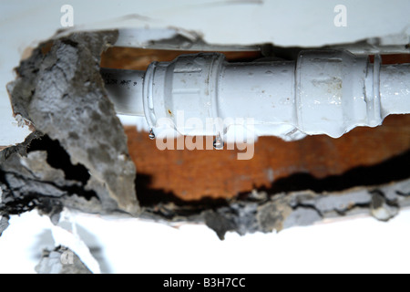 L'éclatement d'un tuyau à l'intermédiaire de plafond endommagé Banque D'Images