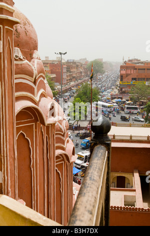 Vue du Hawa Mahal (palais des vents) ou sur une rue de Jaipur Banque D'Images