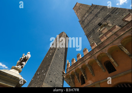 Le Due Torri (les deux tours) à la fin de Via Rizzoli, Piazza di Porta Ravegnana, Bologne, Émilie-Romagne, Italie Banque D'Images