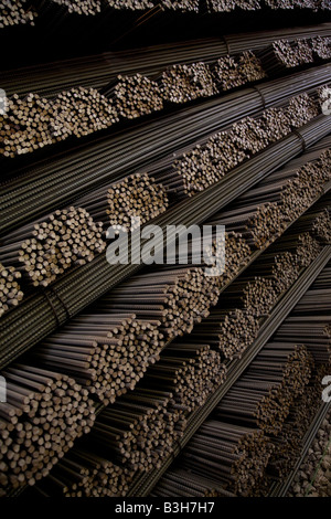 Les tiges d'armature en acier empilées à l'EISF Steel Factory Mill Abu Dhabi Emirats arabes unis Émirats du Golfe arabique Banque D'Images