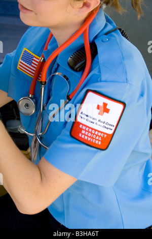 American Red Cross medic aider avec les soins médicaux. Festival du Dragon Lake Phalen Park St Paul Minnesota USA Banque D'Images