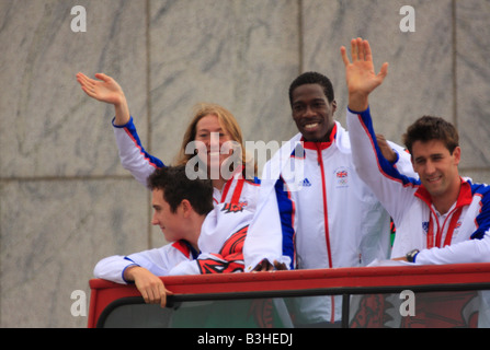 Geraint Thomas, Nicole Cooke, Christian Malcolm, et Tom James Welsh - les athlètes olympiques sur un trajet en bus à travers la baie de Cardiff, 2008. Banque D'Images