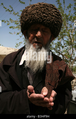 Vieux homme ouzbèkes prier en Urgench (Ouzbékistan) Banque D'Images