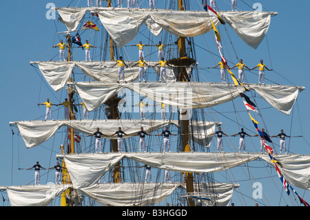 Comité permanent de l'équipage sur les mâts des grands voiliers Gloria comme il arives en baie de San Diego pour le Festival de la Voile Banque D'Images