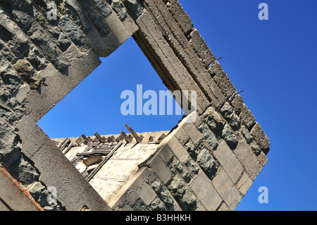 Fenêtre d'architecture détail de ruines d'une maison située dans une ancienne ville minière du col Crowsnest, Alberta, Canada Banque D'Images